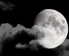 la Luna y nubes grises